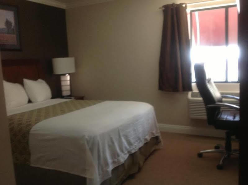 Knights Angeles / Convention Center Area Hotel 2*